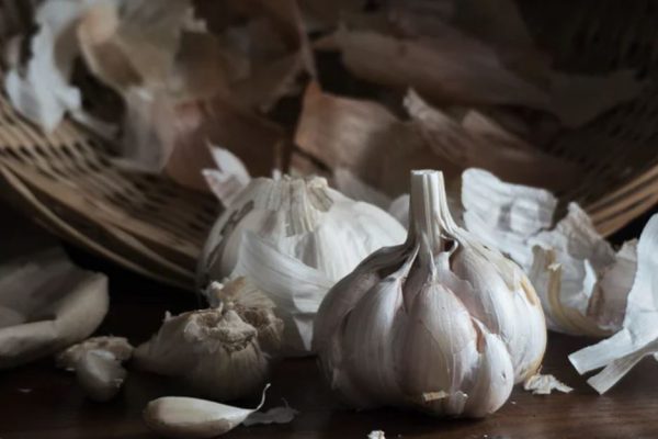 6 Easy Ways to peel Garlic | Remove Garlic Wrapping Fast!
